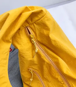 Detail der glatten Seitentasche mit Reißverschluss an der gelben Nylon-Einkaufstasche