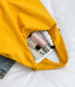 Geräumiges Innenfach des gelben Nylon-Shoppers für Handy, Kosmetik und Parfüm