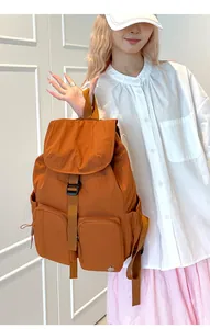 Dettaglio dello zaino in nylon resistente all'acqua con tasche multiple e chiusura a fibbia