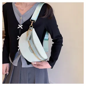 Détail du sac banane vert clair à motif crocodile avec chaîne dorée et sangle nylon