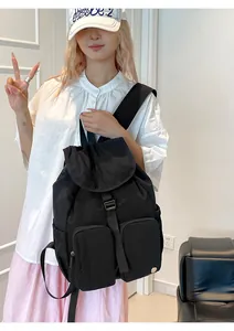 Dettaglio dello zaino in nylon impermeabile con due tasche frontali e chiusura a patta