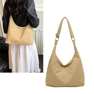 Détail du sac hobo jaune avec texture en maille et bandoulière réglable