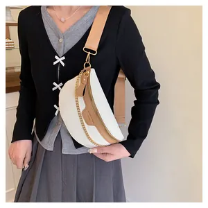 Détail du sac banane blanc gaufré crocodile avec chaîne dorée et large bandoulière