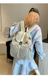 Zaino in nylon impermeabile con patta e chiusura a fibbia dal design moderno e minimalista