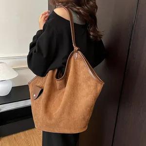 Détail du sac cabas mat vintage avec bordure en cuir et petit porte-monnaie attaché
