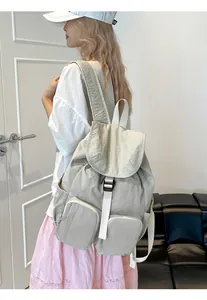 Dettaglio dello zaino in nylon impermeabile con vista laterale e chiusura a fibbia