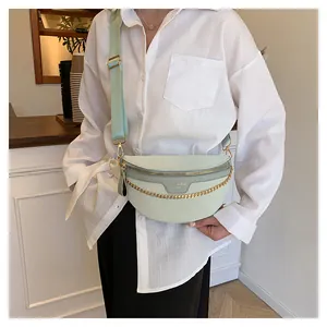 Détail du sac banane croissant vert menthe avec motif crocodile et chaîne dorée