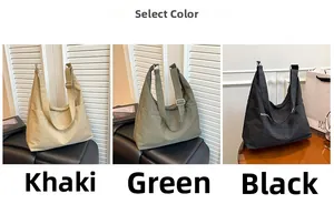 Détail de la texture quadrillée des sacs cabas multi-poches en kaki, vert et noir