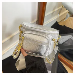 Dettagli della borsa a tracolla argento con finiture dorate e texture metallica in ecopelle