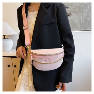 Détail du sac bandoulière rose clair gaufré avec chaîne en métal et sangle réglable