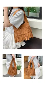 Dettaglio borsa a tracolla in pelle scamosciata marrone con frange a triplo strato boho