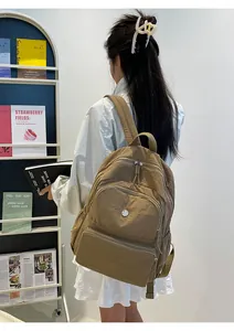 Vista laterale di uno zaino in nylon kaki con diverse tasche e una grande capacità