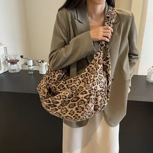Retro leopard print tote bag with adjustable strap and large capacity for daily commute