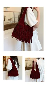 Dettaglio della borsa tote in pelle scamosciata bordeaux con lunghe frange e finitura opaca