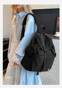 Zaino grande in nylon nero con patta e fibbia per il pendolarismo quotidiano e l'uso