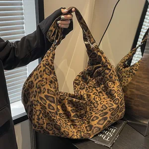 Vintage Leopard Print Velvet Tote Bag For Women Large Capacity Hobo Shoulder Bag Commuting Handbag Retro Daily Travel Bag