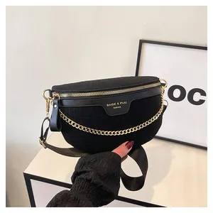 Vue détaillée du sac banane noir gaufré avec fermeture éclair dorée et chaîne