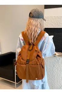 Dettaglio dello zaino grande in nylon color caramello con chiusura a fibbia sicura