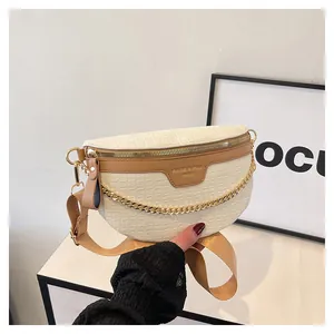 Détail du sac bandoulière blanc cassé embossé crocodile avec chaîne dorée et sangle