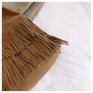 Dettaglio borsa a spalla in finto camoscio marrone con frange e cuciture beige