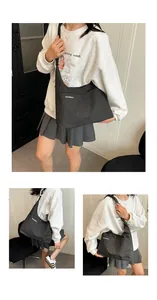 Gros plan du sac cabas léger à carreaux avec plusieurs poches et logo de la marque