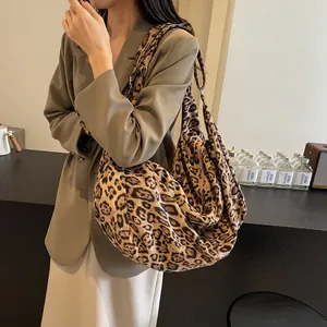 Stylish large capacity leopard print tote bag for women showing a trendy shoulder hobo style