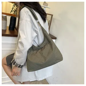 Détail du sac cabas à carreaux vert olive avec broderie et grande capacité d'épaule