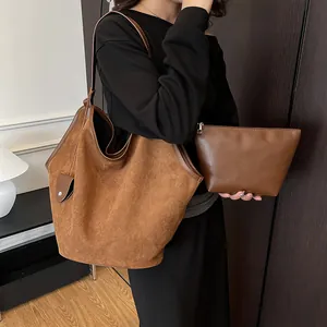 Vue détaillée du sac cabas en daim marron avec pochette en cuir lisse assortie et sangle