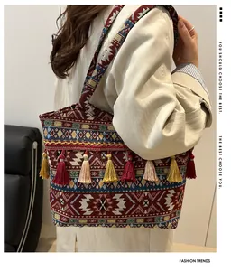 Dettaglio della borsa tote bohémien con motivi geometrici, nappe etniche e trama tessuta