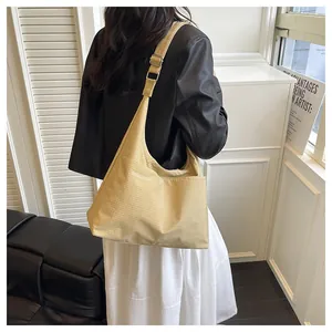 Détail du sac cabas matelassé jaune clair avec sangle réglable et logo texte BAIDESHIJIA