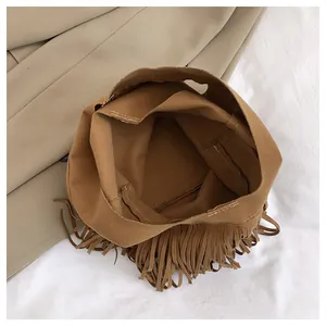 Dettaglio interno della borsa tote in pelle scamosciata marrone con frange bohémien