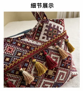 Primer plano detallado del bolso tote jacquard bohemio con borlas multicolor y flecos