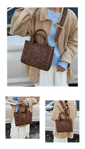 Detailansichten der Leopardenmuster-Handtasche mit Lederbesatz und breitem Gurt