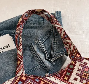 Detalle de bolso tote étnico tejido con patrones geométricos y asas suaves reforzadas