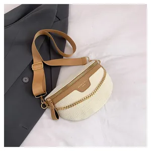 Vue détaillée du sac ceinture en cuir ivoire embossé avec garniture marron et chaîne