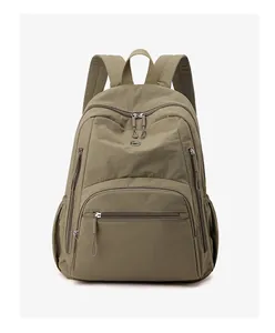 Dettaglio dello zaino puffer verde oliva in nylon impermeabile con doppie tasche a zip