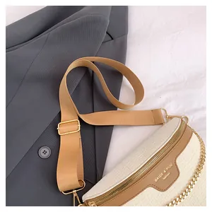Détails du cuir gaufré crocodile sur le sac bandoulière crème avec accessoires dorés