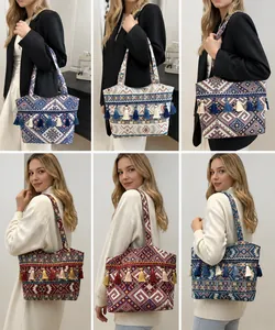 Detalle de varios bolsos tote de jacquard geométrico con borlas en los modelos
