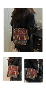 Dettaglio borsa a secchiello boho con trama jacquard etnica e ciondoli con nappine colorate