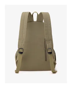 Dettaglio degli spallacci ergonomici e della tasca posteriore antifurto sullo zaino in nylon