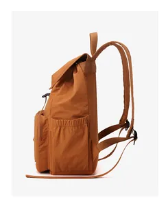 Vista laterale dello zaino in nylon marrone con tasche laterali e consistenza durevole
