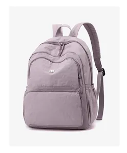 Dettaglio dello zaino in nylon lilla con trama stropicciata impermeabile e tasche multiple