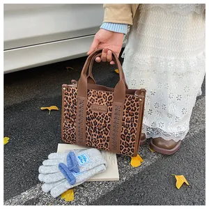 Handtasche mit Leopardenmuster und braunem Lederriemen in herbstlicher Szene
