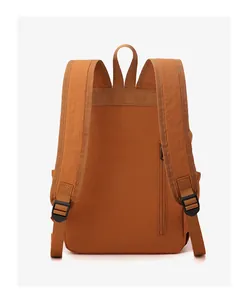 Vista dettagliata degli spallacci imbottiti e della tasca con zip dello zaino in nylon