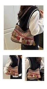 Dettagli di una borsa boho con motivo jacquard etnico e nappe colorate decorative