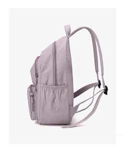 Dettaglio laterale dello zaino in nylon lavanda con tasca laterale elastica per borraccia