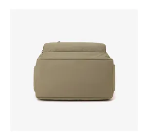 Vista posteriore dello zaino in nylon impermeabile con tasche laterali e tessuto denso