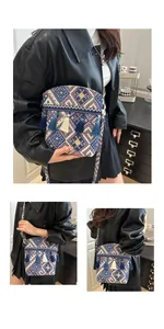 Dettaglio borsa a secchiello boho in maglia con motivi etnici geometrici e nappe colorate