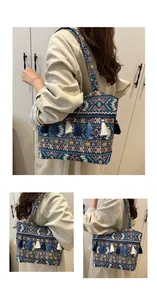 Dettaglio della borsa etnica con trame geometriche e nappe blu di tendenza alla moda