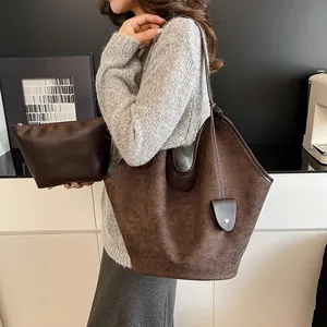 Détail du grand sac cabas vintage marron mat avec pochette et pompon en cuir